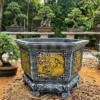 Chậu xi măng lục giác màu xám đắp rồng vàng, chân quỳ