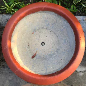 Chậu xi măng đỏ truyền thống nhìn từ trên xuống, có lỗ thoát nước