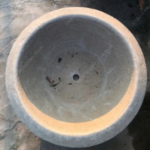 Lòng trong chậu xi măng tròn với lỗ thoát nước ở đáy
